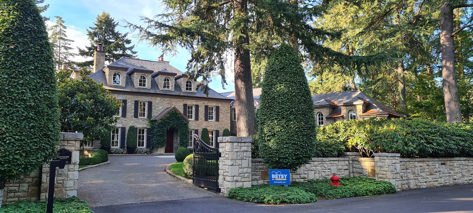 Lake Oswego OR cityscape